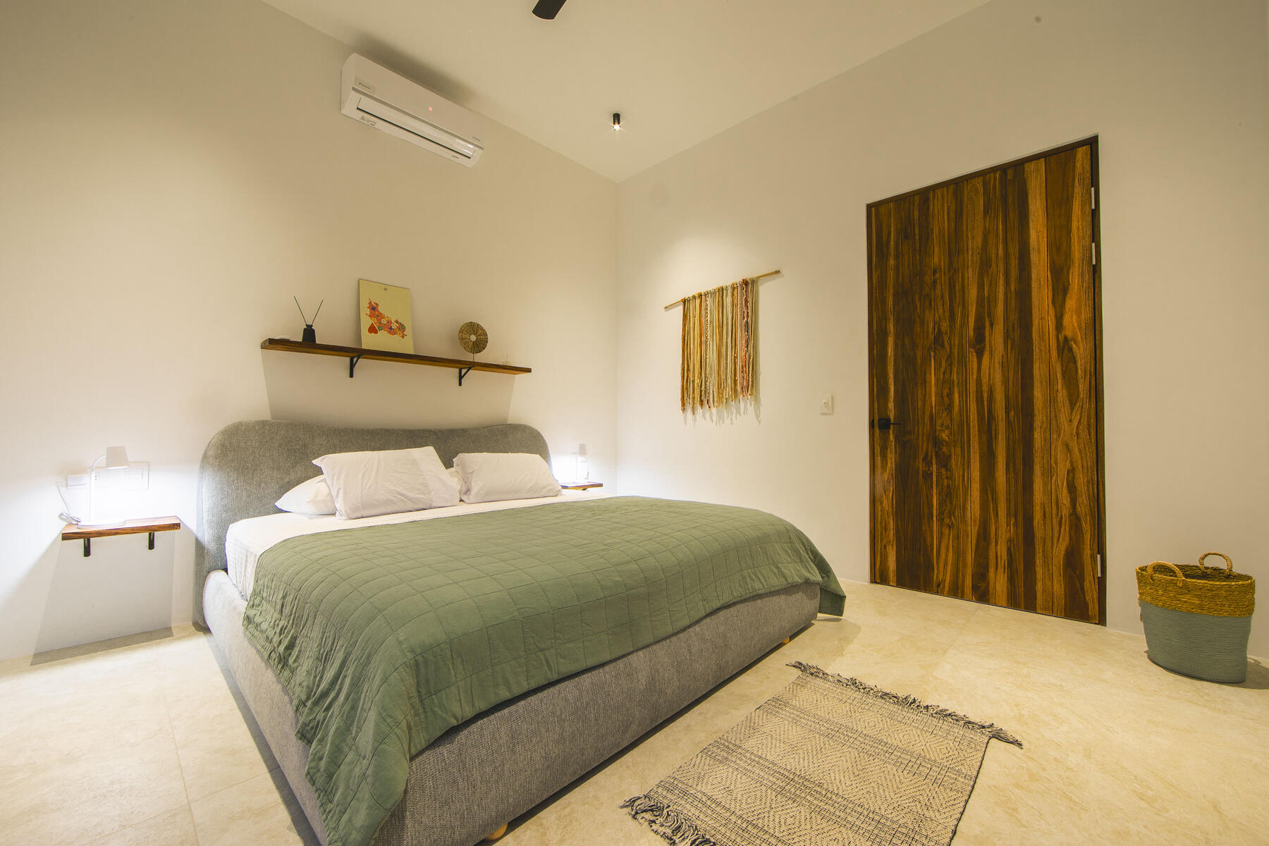 Bright ensuite king bedroom